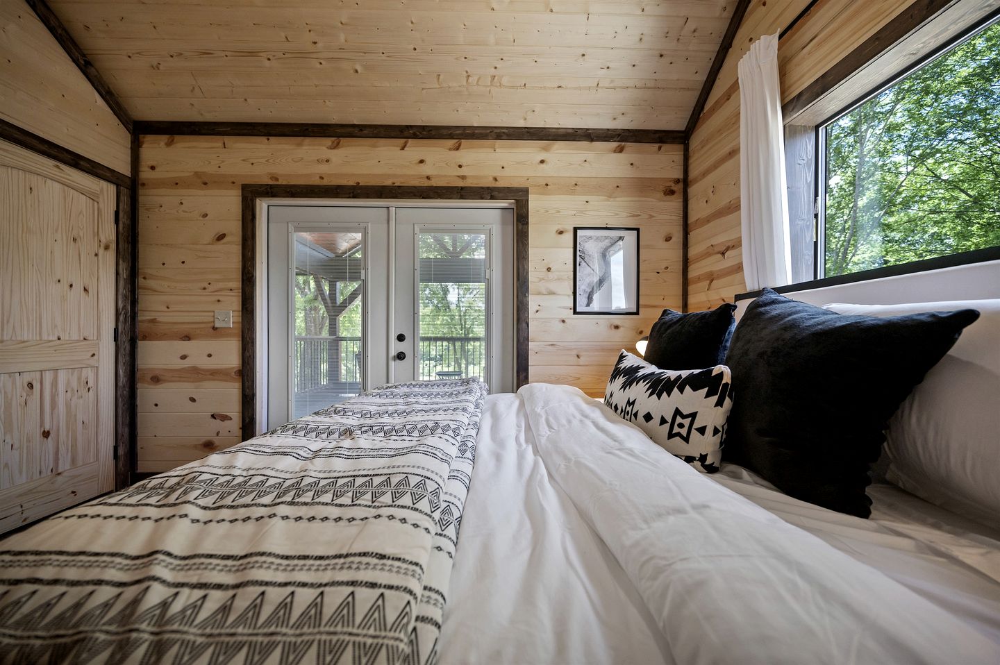 Riverside Pet Friendly Cabin with Hot Tub and Firepit on Glover River, Broken Bow, OK