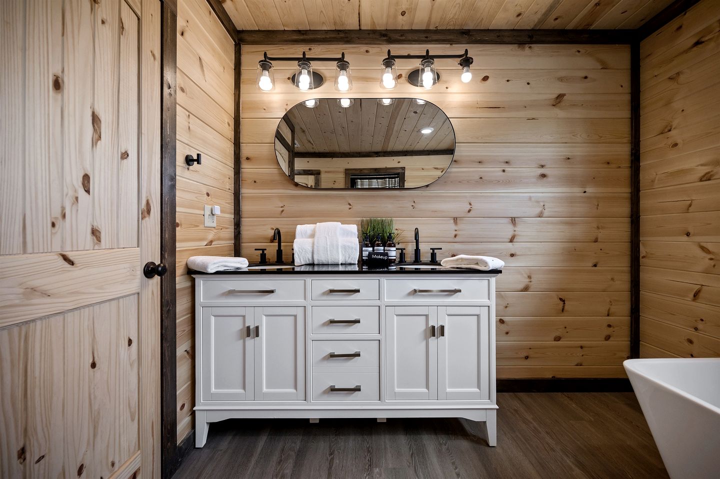 Riverside Pet Friendly Cabin with Hot Tub and Firepit on Glover River, Broken Bow, OK