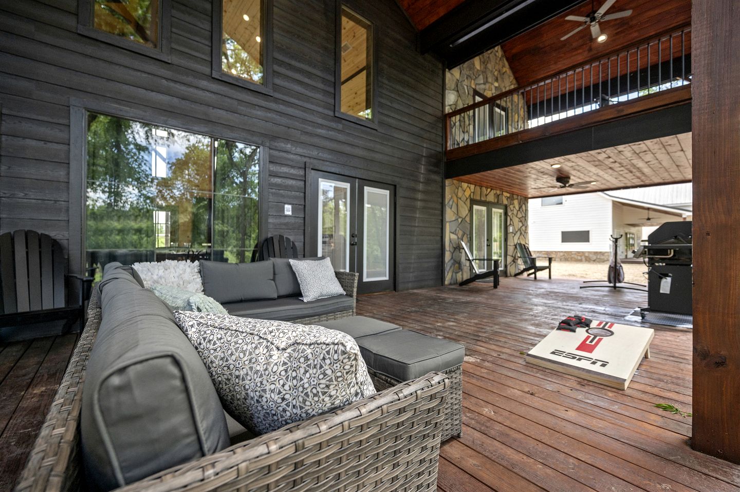 Riverside Pet Friendly Cabin with Hot Tub and Firepit on Glover River, Broken Bow, OK