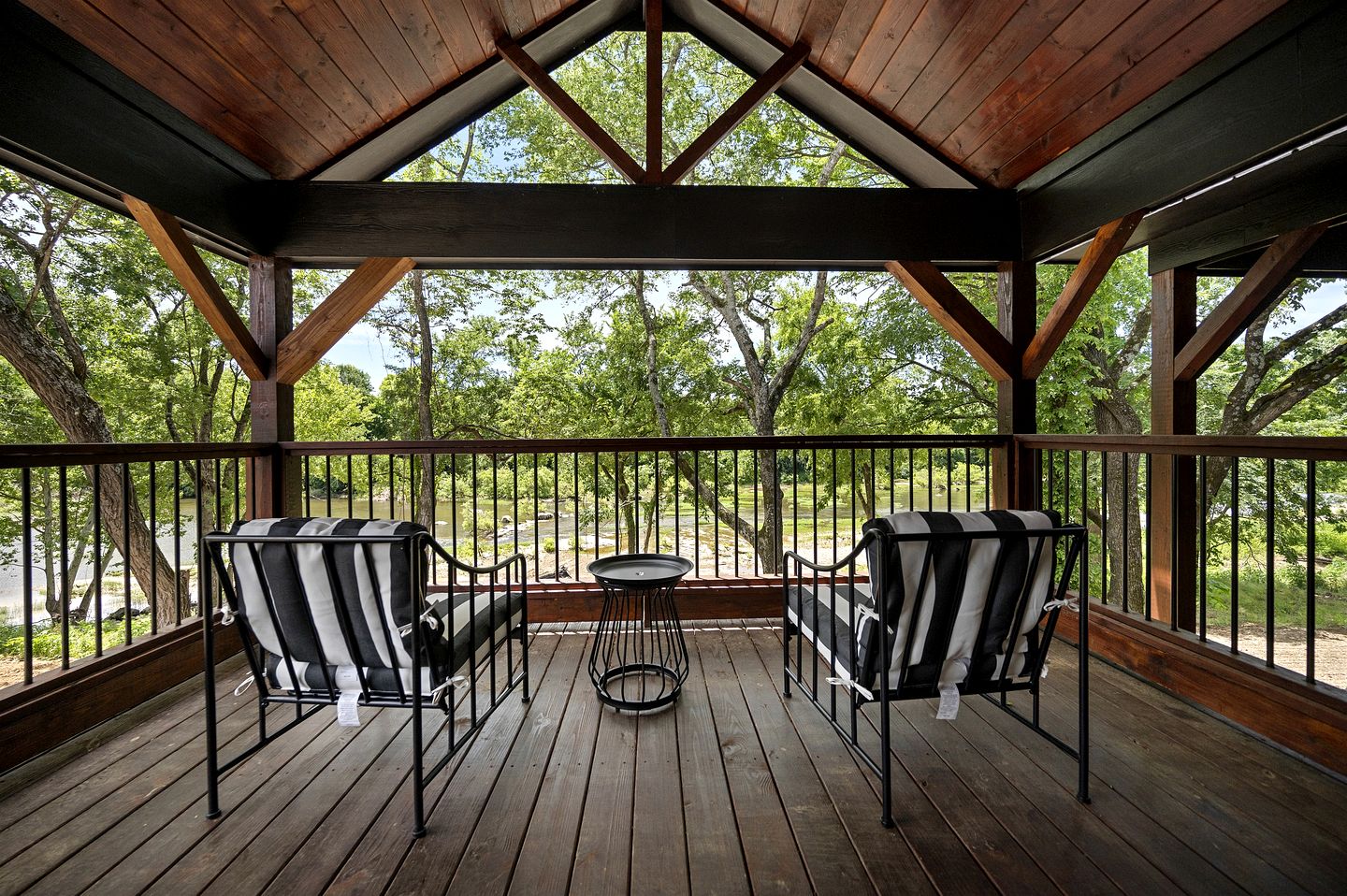 Riverside Pet Friendly Cabin with Hot Tub and Firepit on Glover River, Broken Bow, OK