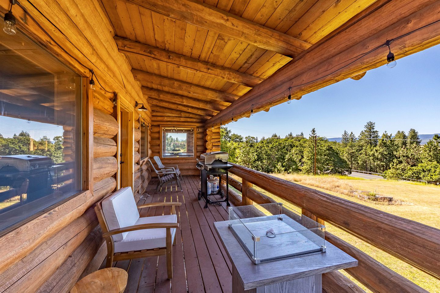 Stunning Cabin Retreat with Sauna, Book Library and Incredible Game Room in Lyle, Washington