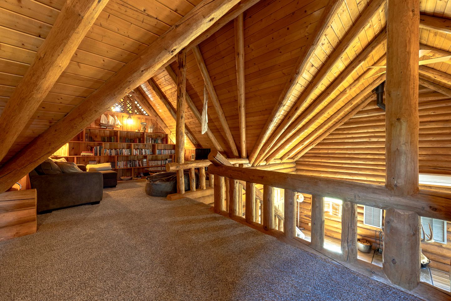Stunning Cabin Retreat with Sauna, Book Library and Incredible Game Room in Lyle, Washington