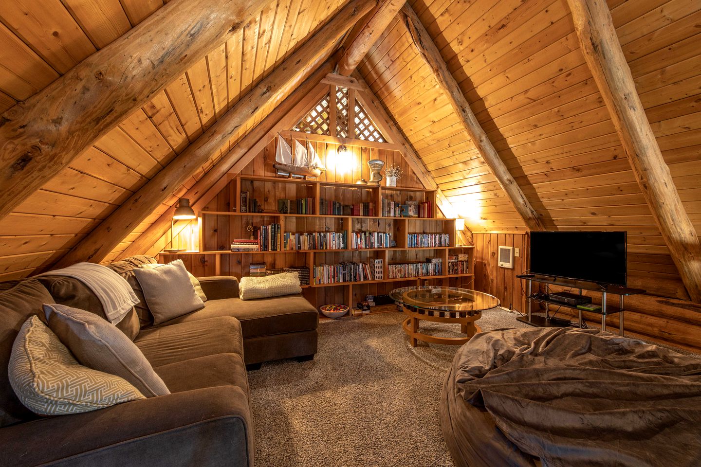 Stunning Cabin Retreat with Sauna, Book Library and Incredible Game Room in Lyle, Washington