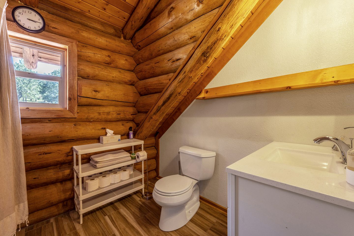 Stunning Cabin Retreat with Sauna, Book Library and Incredible Game Room in Lyle, Washington