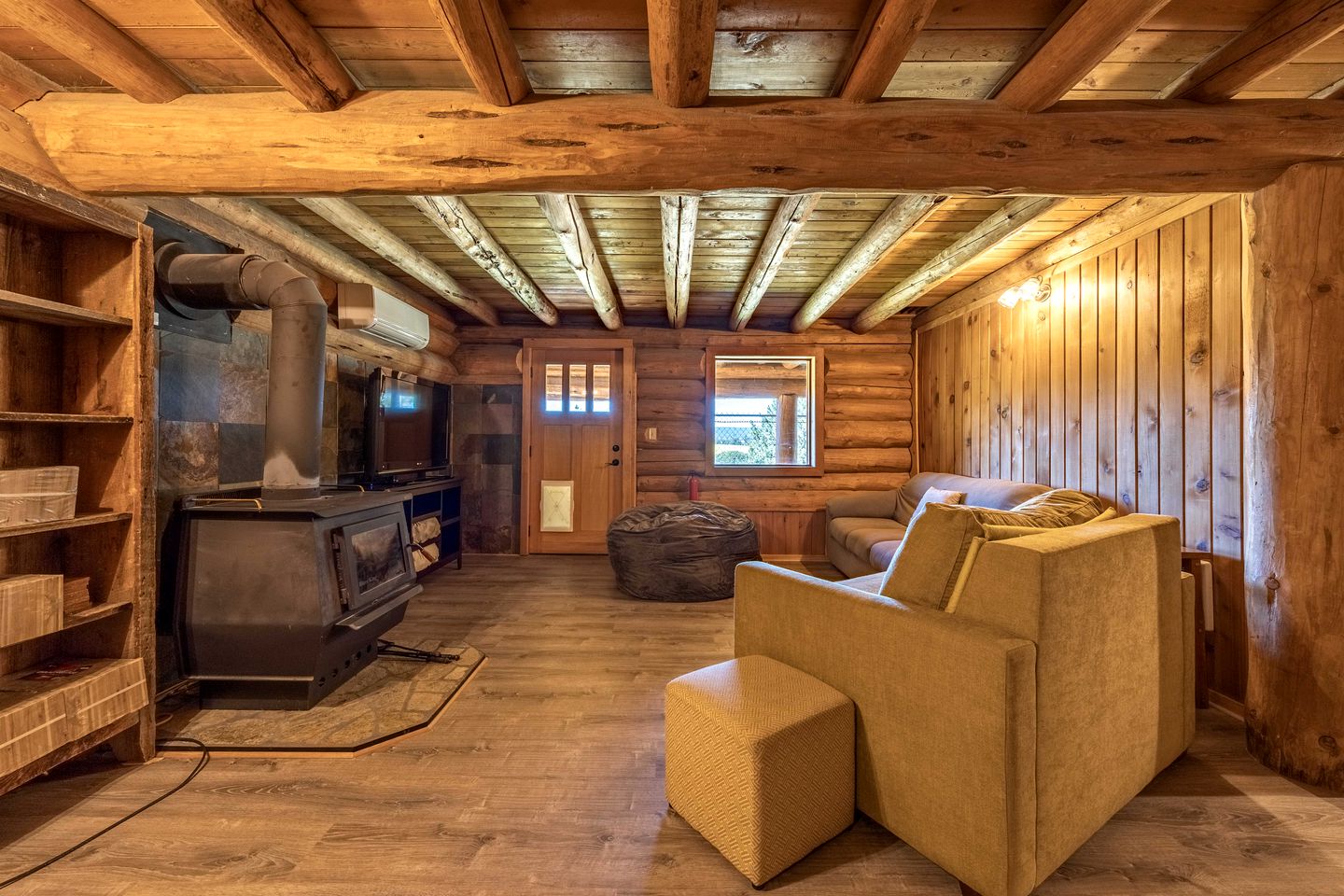 Stunning Cabin Retreat with Sauna, Book Library and Incredible Game Room in Lyle, Washington