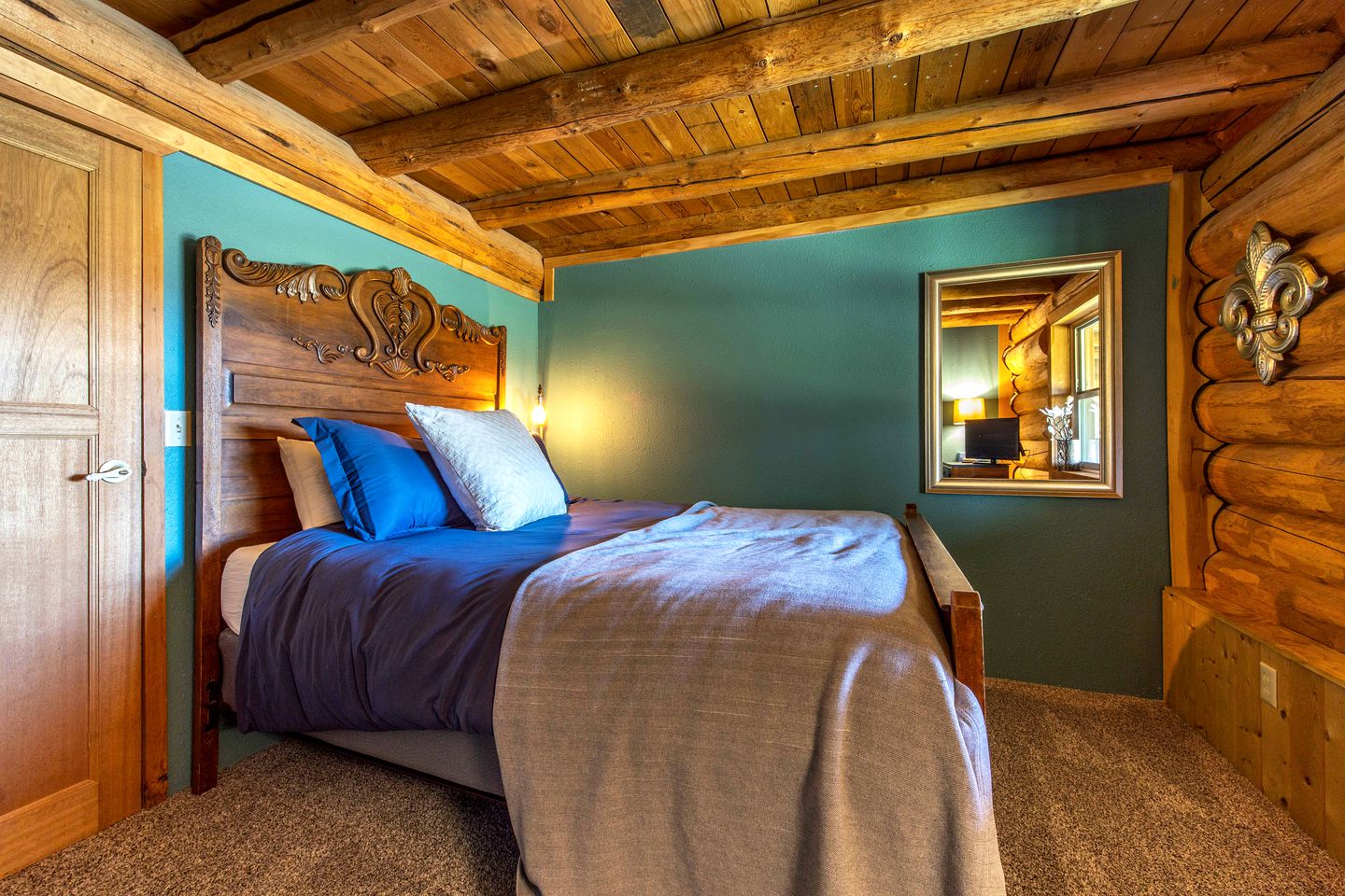 Stunning Cabin Retreat with Sauna, Book Library and Incredible Game Room in Lyle, Washington