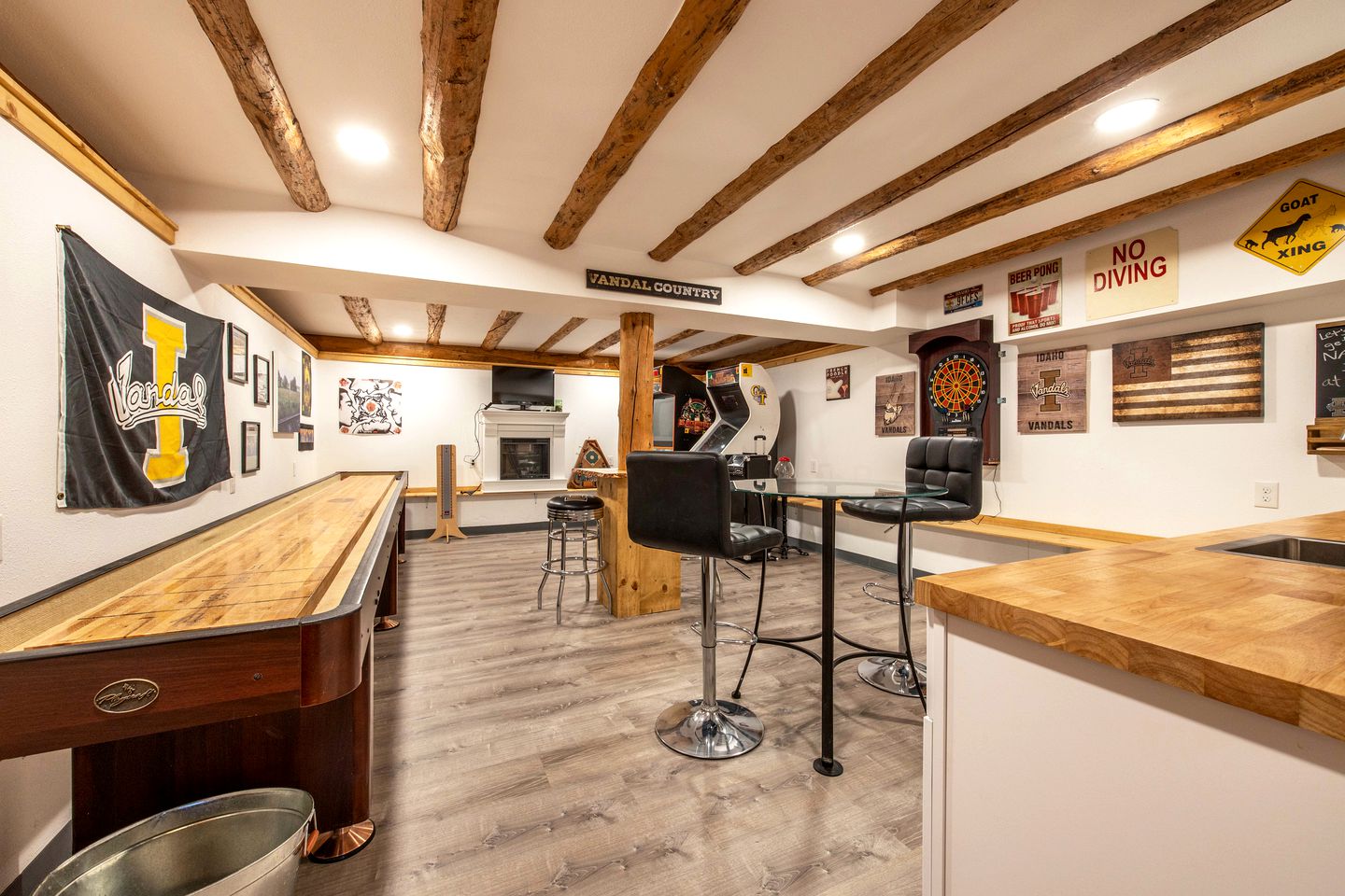 Stunning Cabin Retreat with Sauna, Book Library and Incredible Game Room in Lyle, Washington