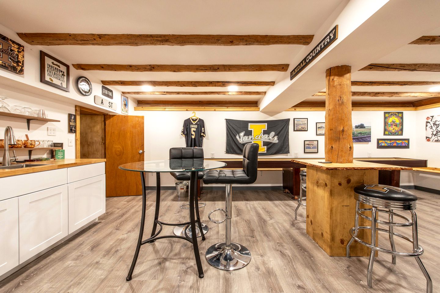 Stunning Cabin Retreat with Sauna, Book Library and Incredible Game Room in Lyle, Washington