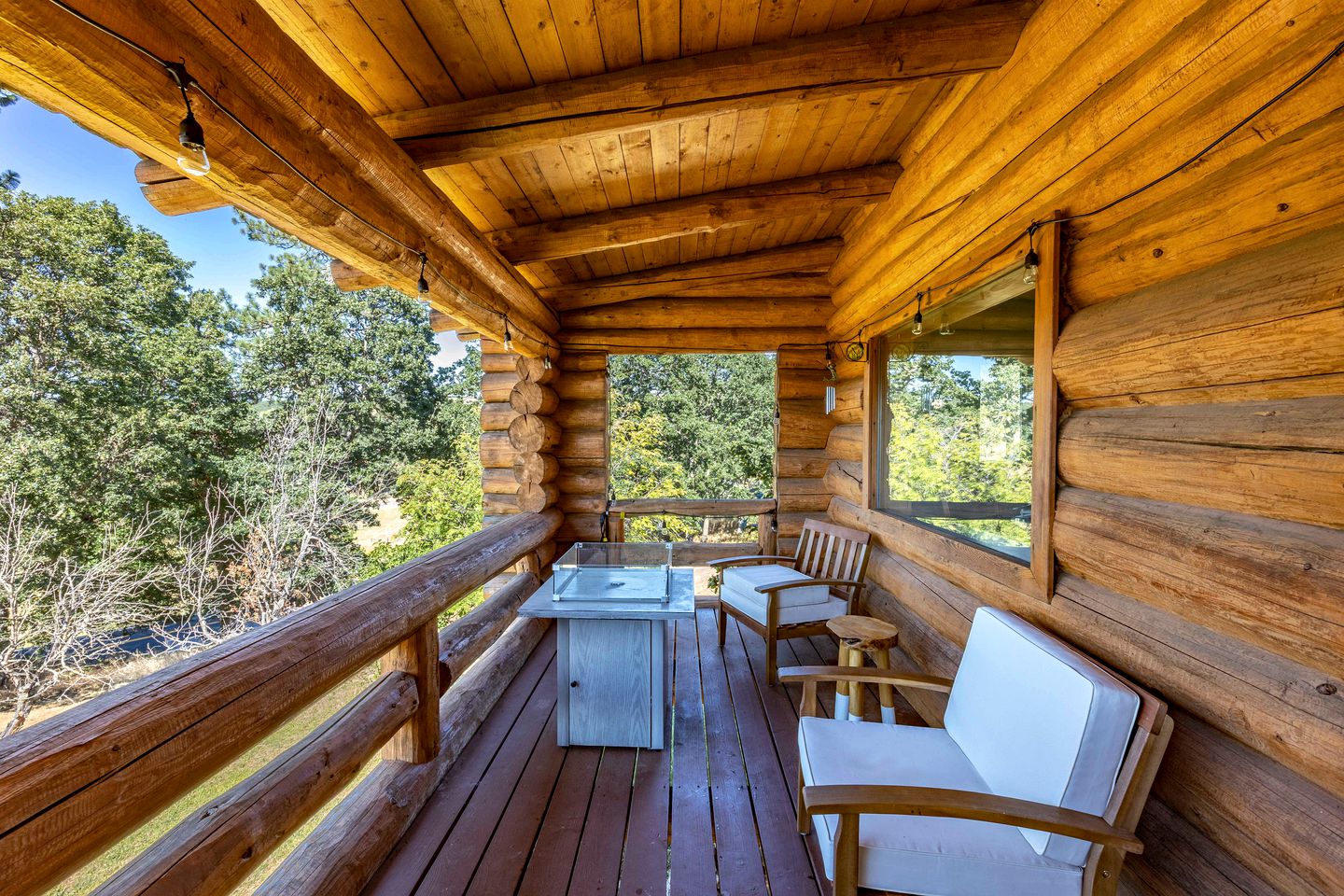 Stunning Cabin Retreat with Sauna, Book Library and Incredible Game Room in Lyle, Washington