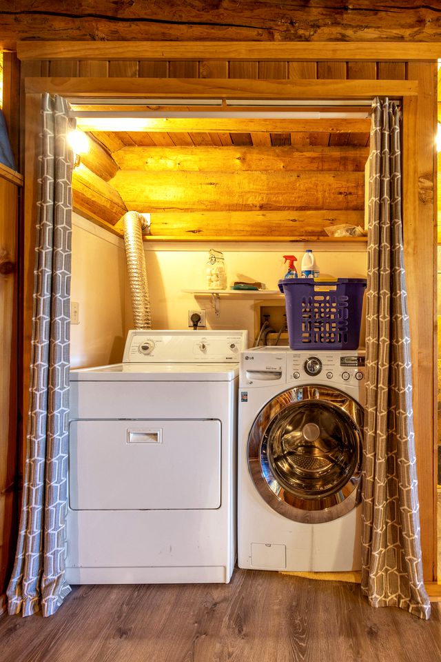 Stunning Cabin Retreat with Sauna, Book Library and Incredible Game Room in Lyle, Washington