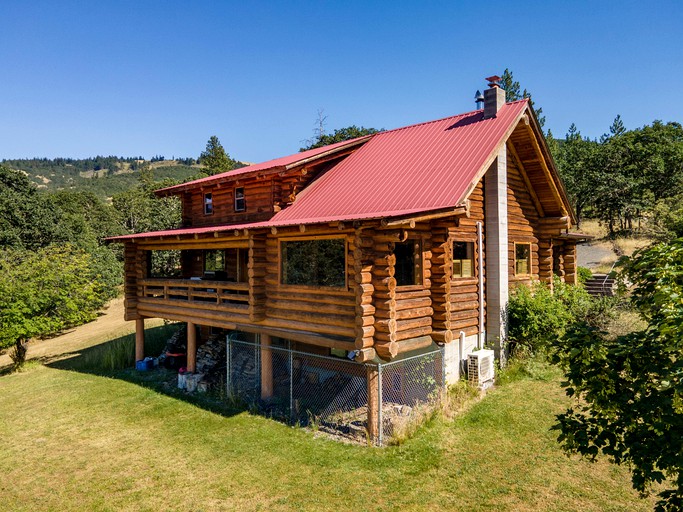 Cabins (United States of America, Lyle, Washington)