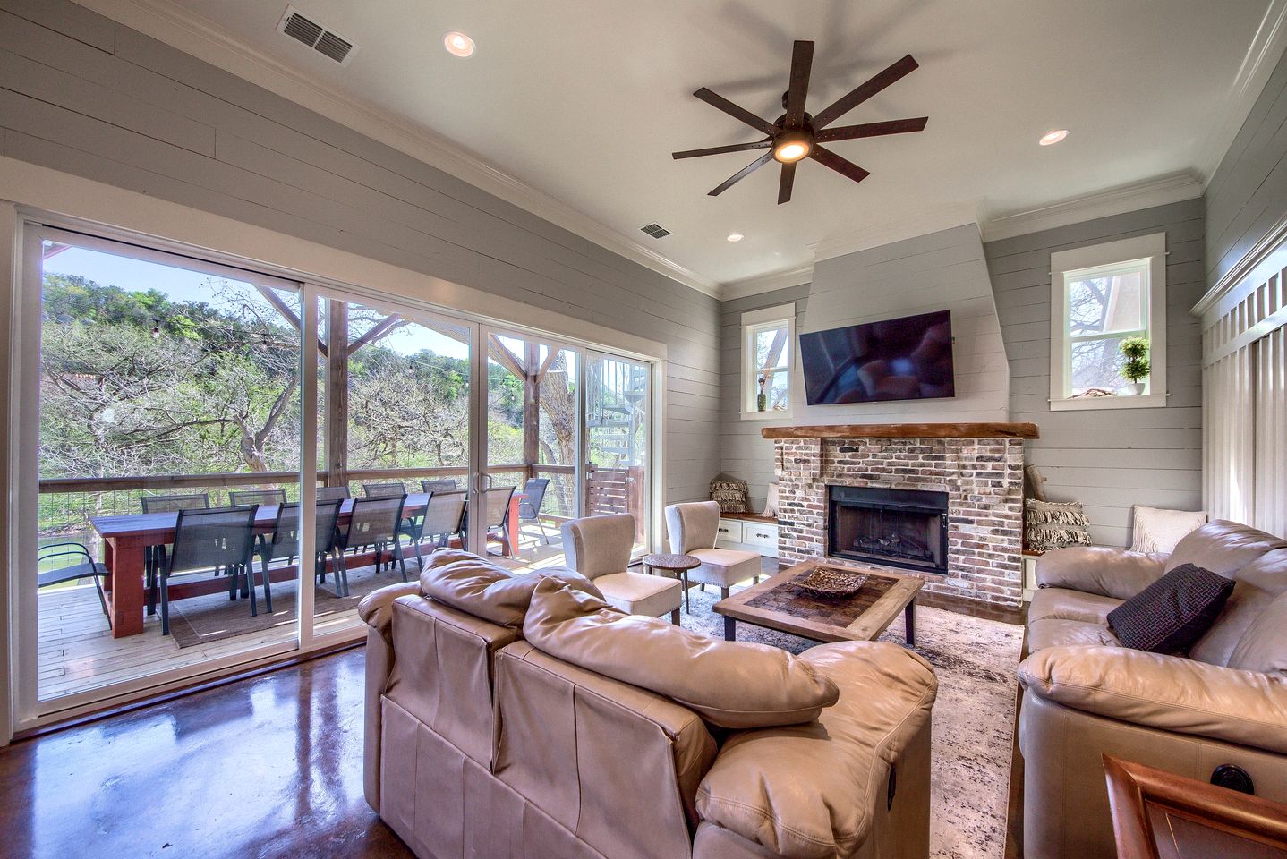 River Cabin Beautifully Design with Fire Pit and Deck in Texas