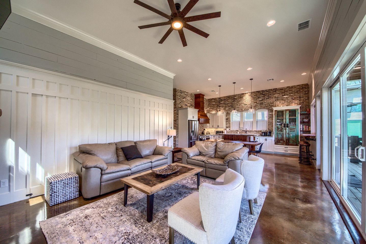 River Cabin Beautifully Design with Fire Pit and Deck in Texas