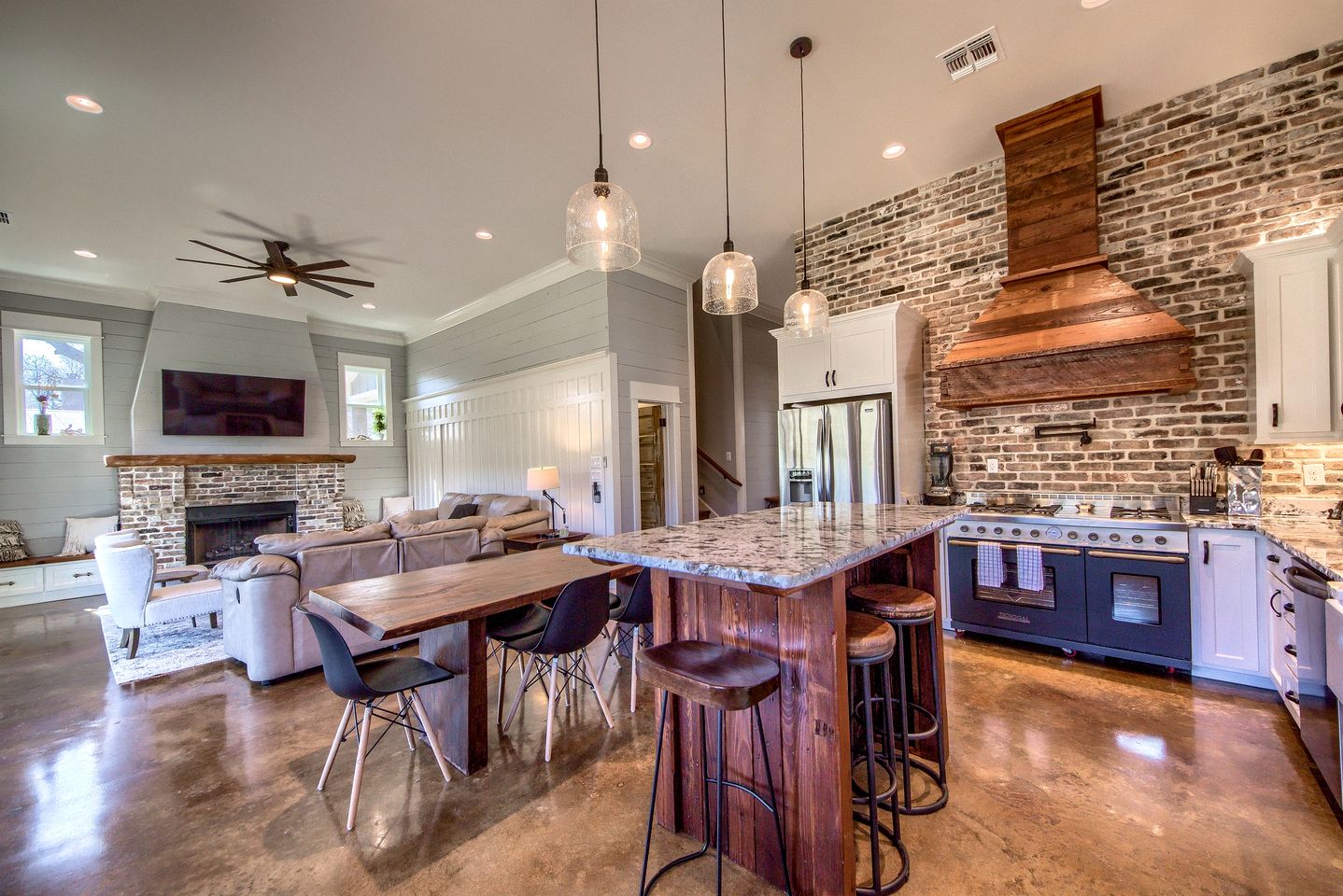 River Cabin Beautifully Design with Fire Pit and Deck in Texas