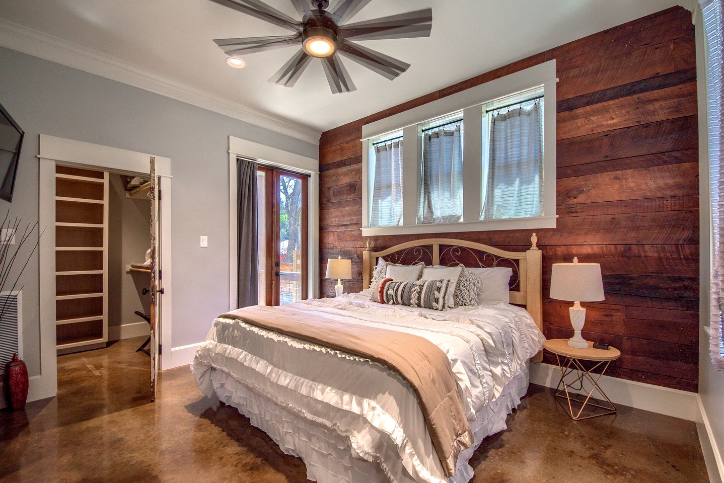 River Cabin Beautifully Design with Fire Pit and Deck in Texas