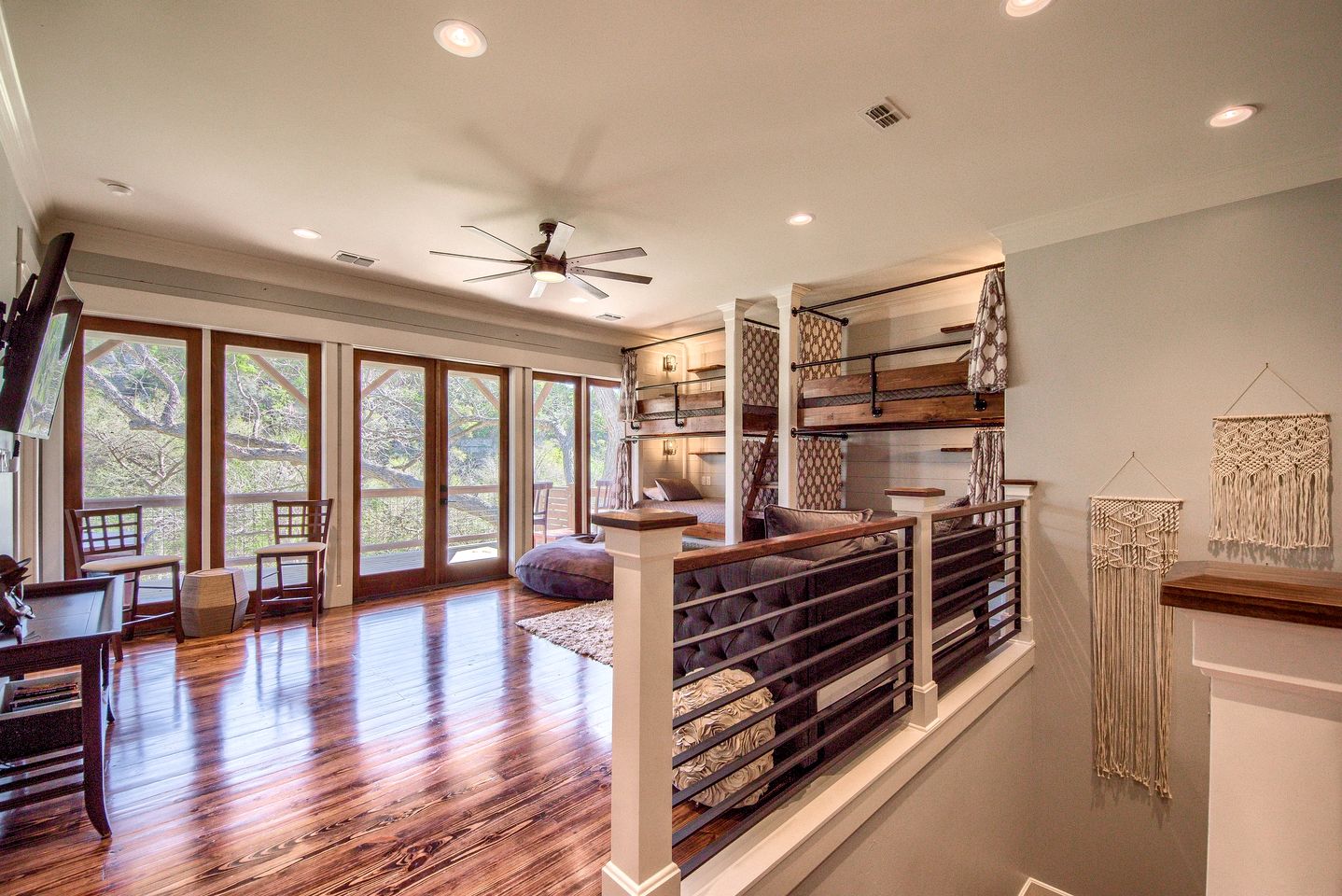 River Cabin Beautifully Design with Fire Pit and Deck in Texas