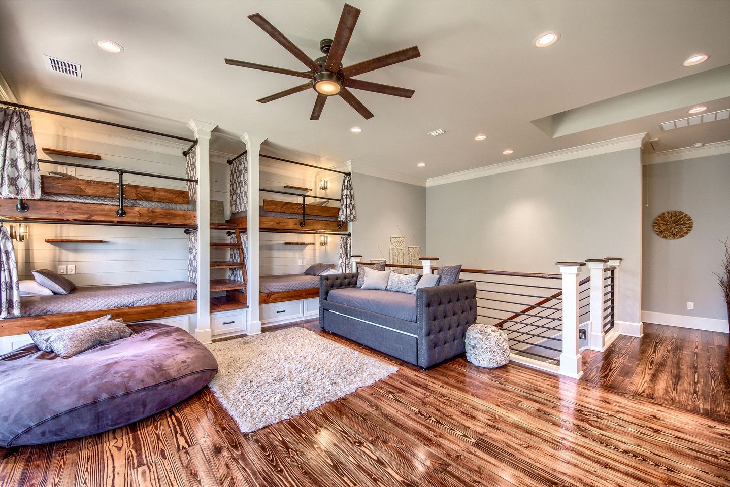 River Cabin Beautifully Design with Fire Pit and Deck in Texas