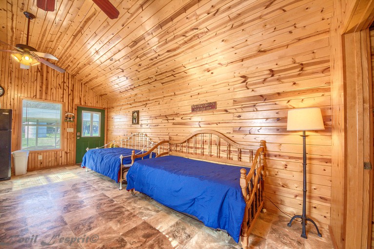 RedawningRR 9122SF Sunflower Cabin, Vacation Rentals, New Braunfels, United States of America