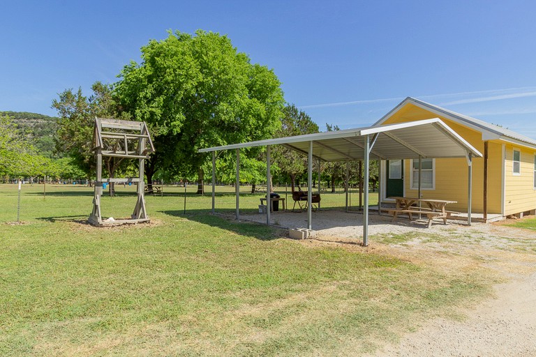 RedawningRR 9122SF Sunflower Cabin, Vacation Rentals, New Braunfels