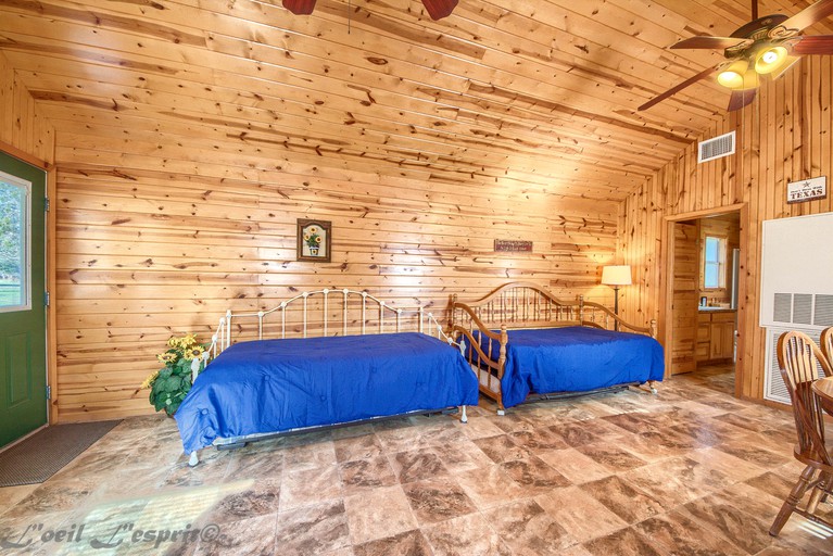 RedawningRR 9122SF Sunflower Cabin, Vacation Rentals, New Braunfels