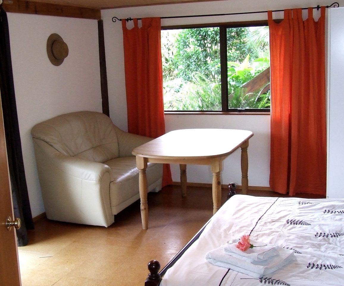 Bed and Breakfast overlooking a Stunning Valley near Auckland, North Island