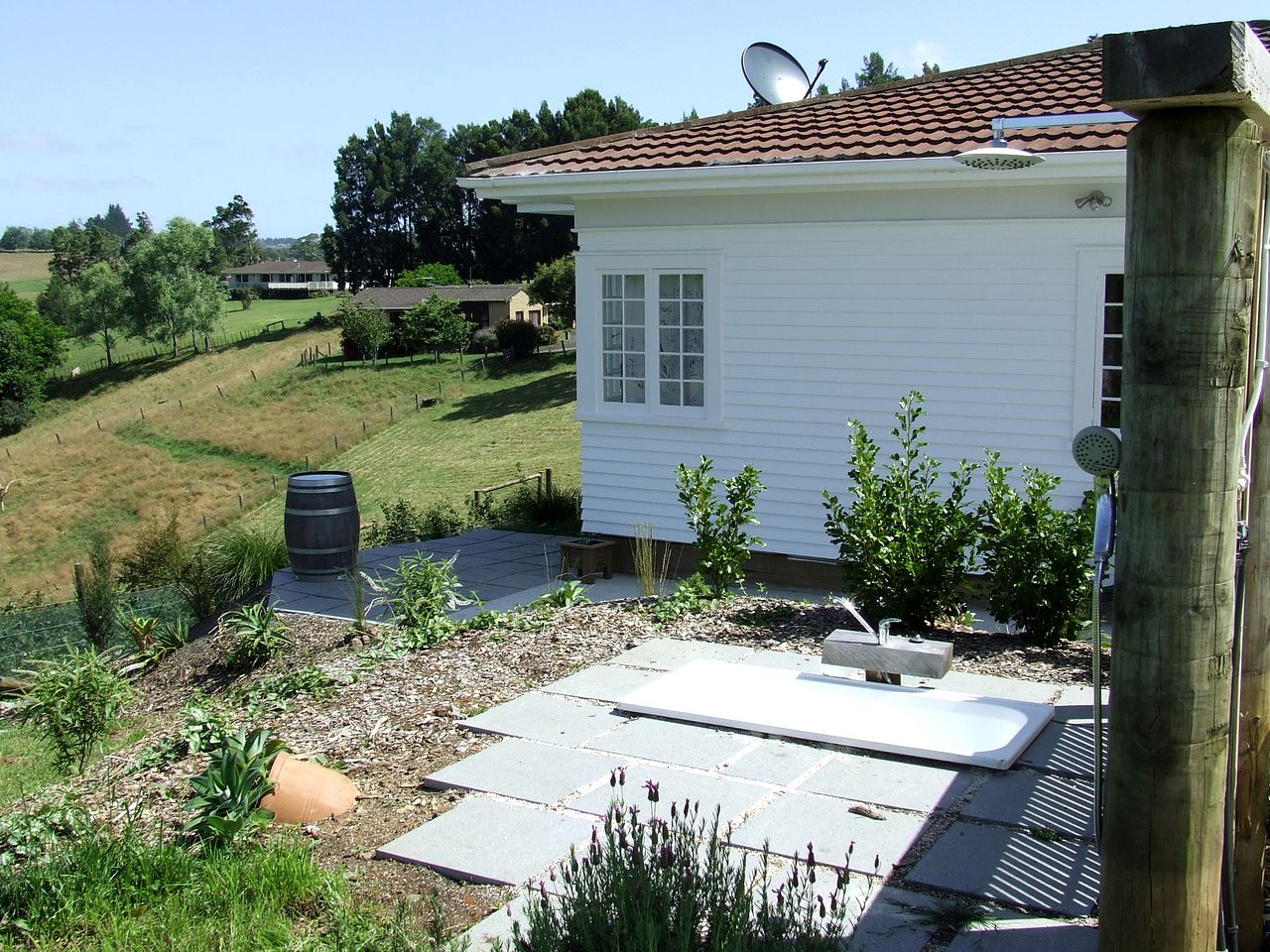 Lovely Rural Accommodation on a Berry Farm near Mt Huia on North Island