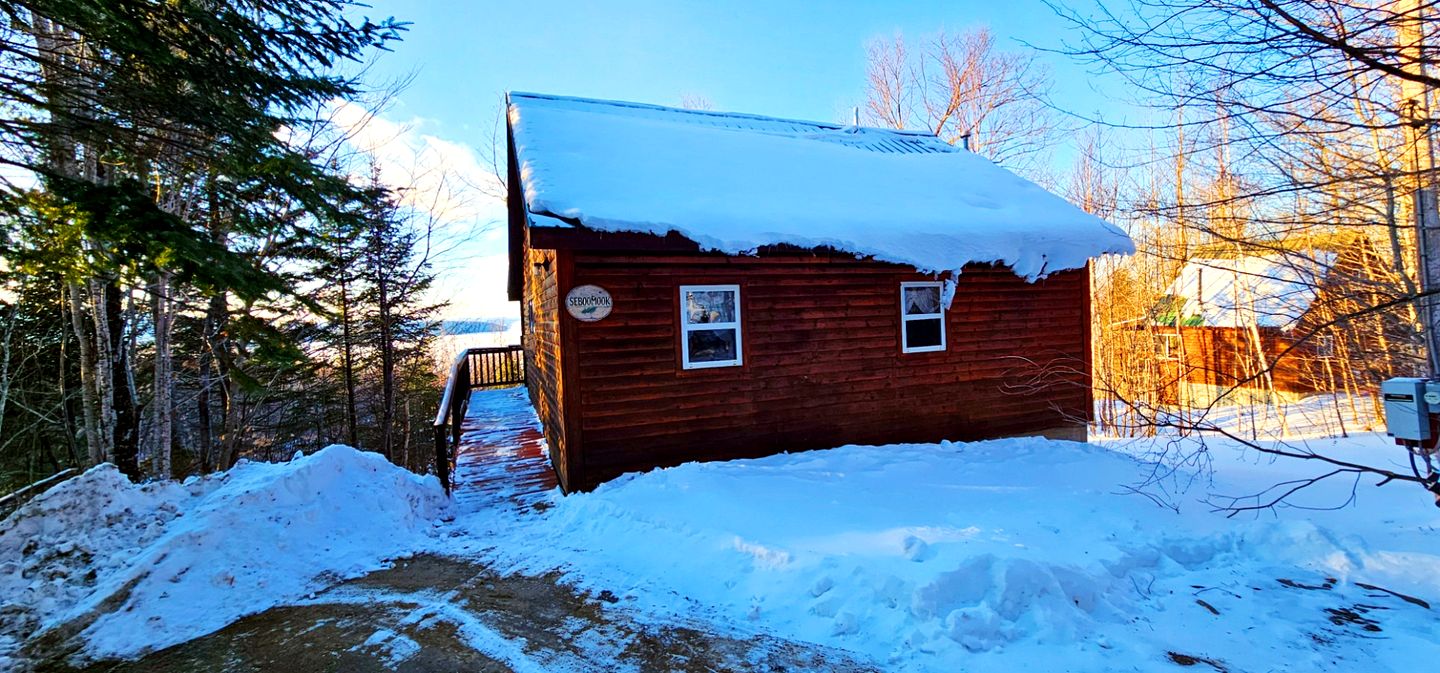 Rural Hill Cabin Ideal to Explore Nature in Maine