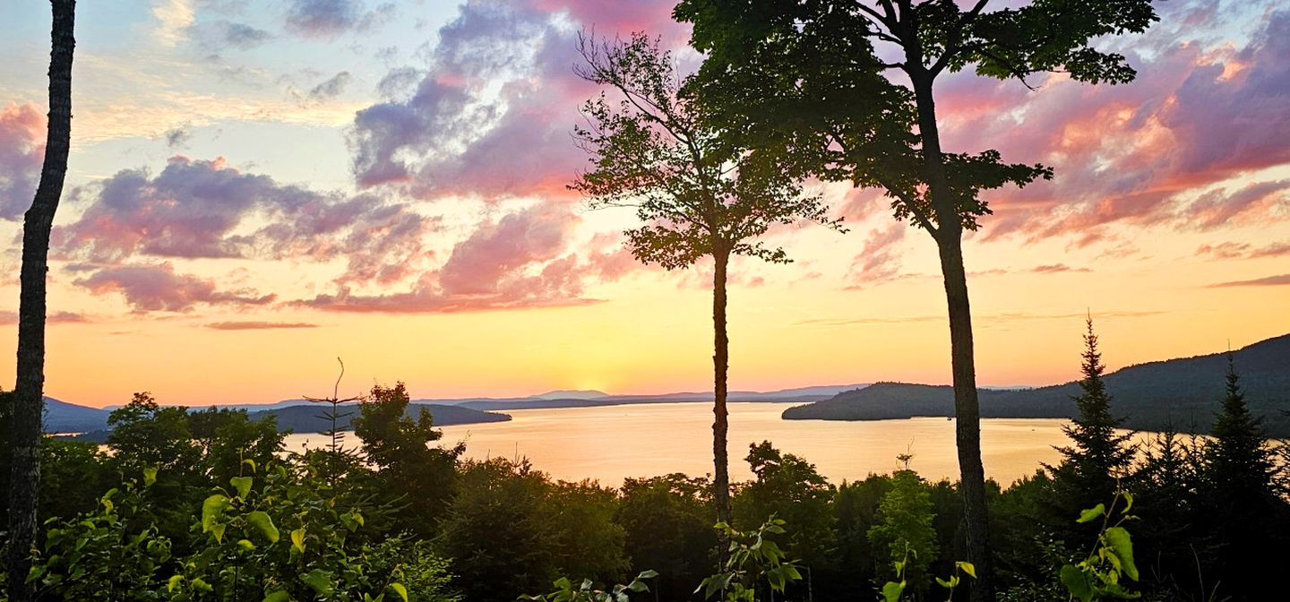 Rural Hill Cabin Ideal to Explore Nature in Maine