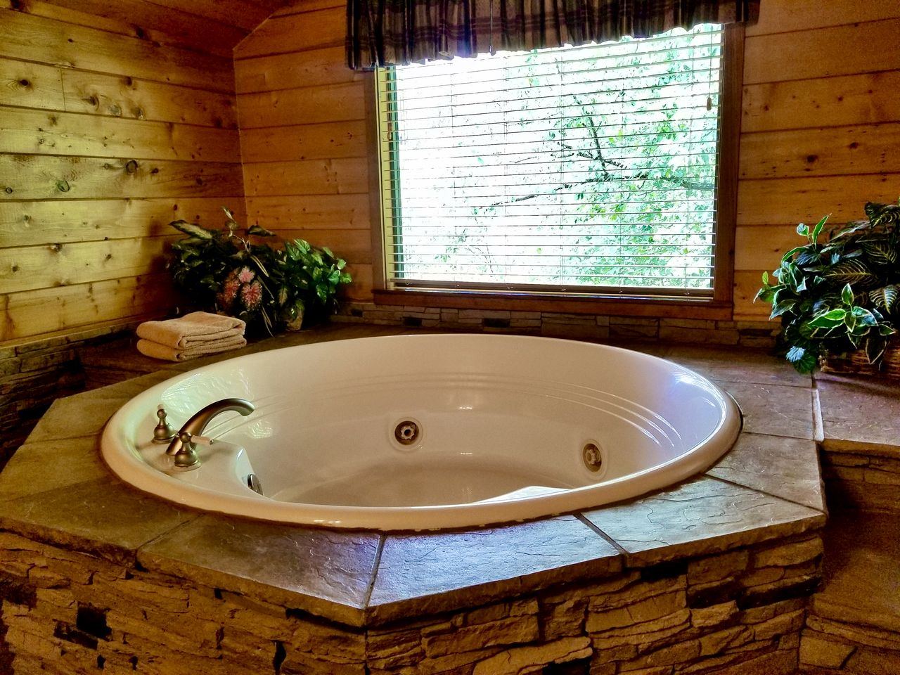 Rural Quaint Cabin with Large Private Deck and Hammock in Arkansas