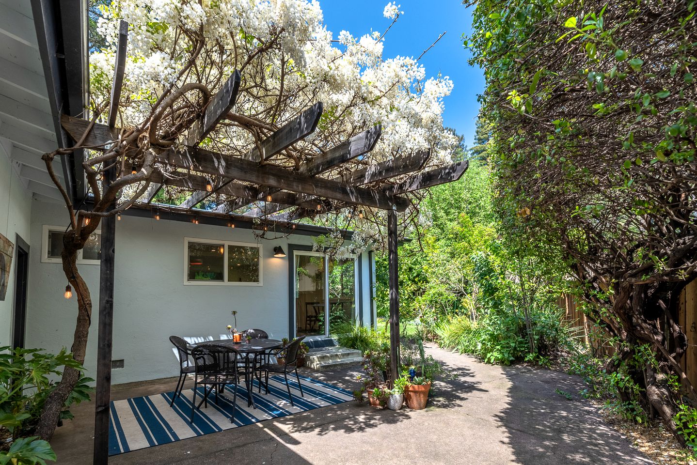 Charming River Cottage with Fenced Yard & Walkable River Access near Downtown Guerneville, California
