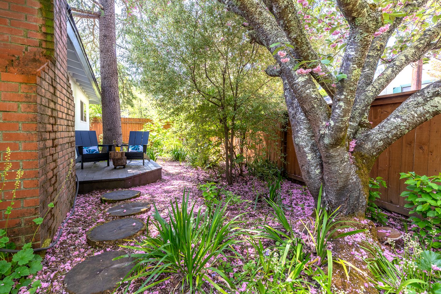 Charming River Cottage with Fenced Yard & Walkable River Access near Downtown Guerneville, California