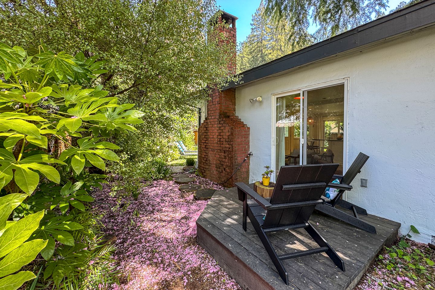 Charming River Cottage with Fenced Yard & Walkable River Access near Downtown Guerneville, California