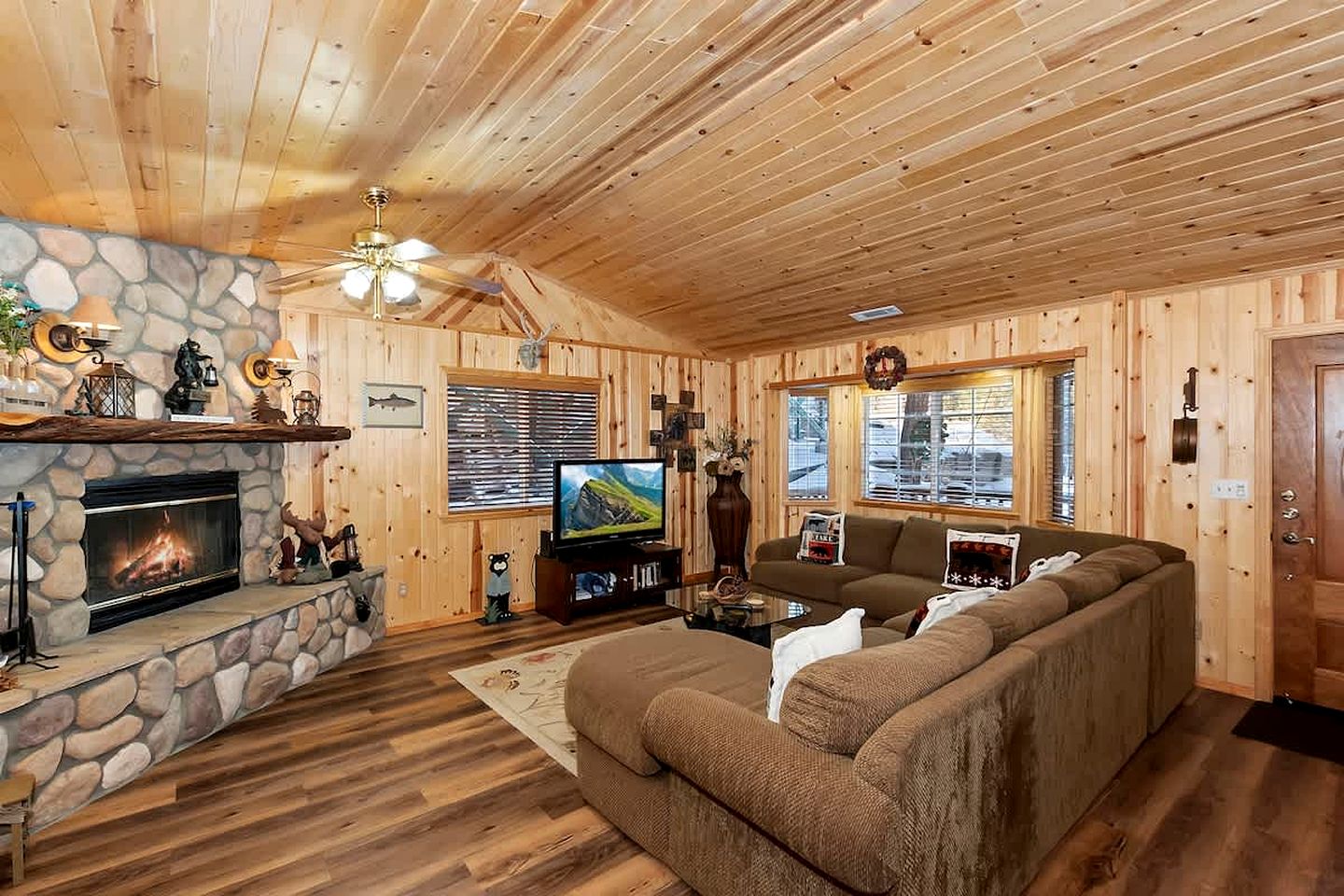 Rustic Cabin with Fireplace, Barbecue and Private Deck in Big Bear Lake, California