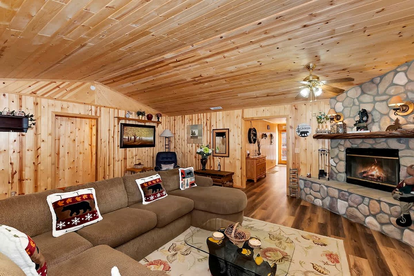 Rustic Cabin with Fireplace, Barbecue and Private Deck in Big Bear Lake, California