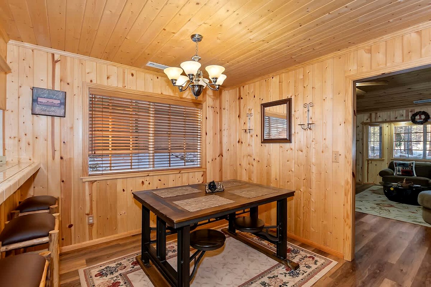 Rustic Cabin with Fireplace, Barbecue and Private Deck in Big Bear Lake, California