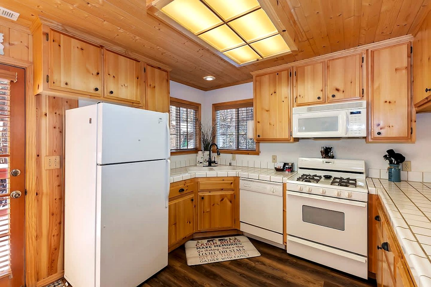 Rustic Cabin with Fireplace, Barbecue and Private Deck in Big Bear Lake, California