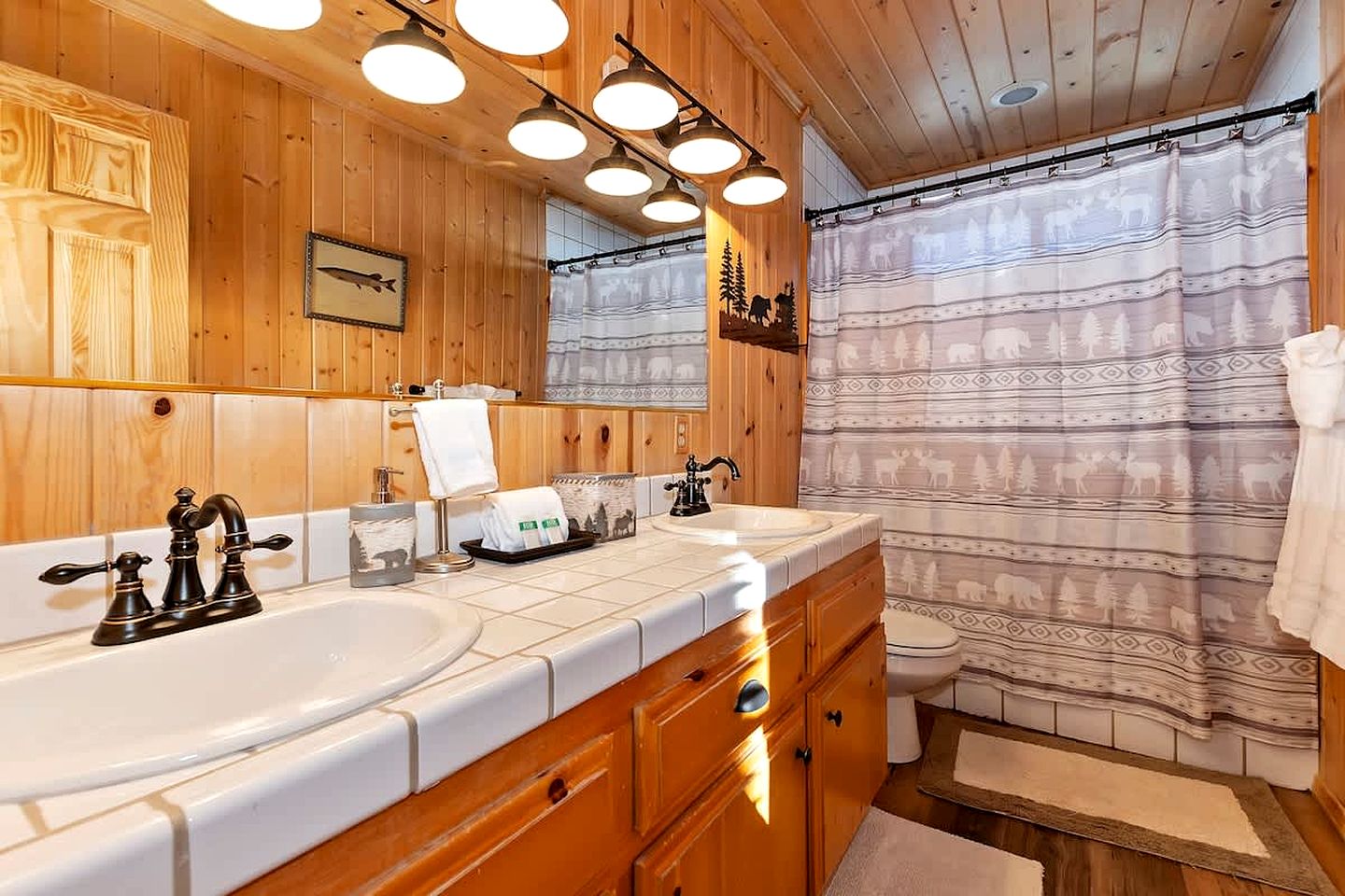 Rustic Cabin with Fireplace, Barbecue and Private Deck in Big Bear Lake, California