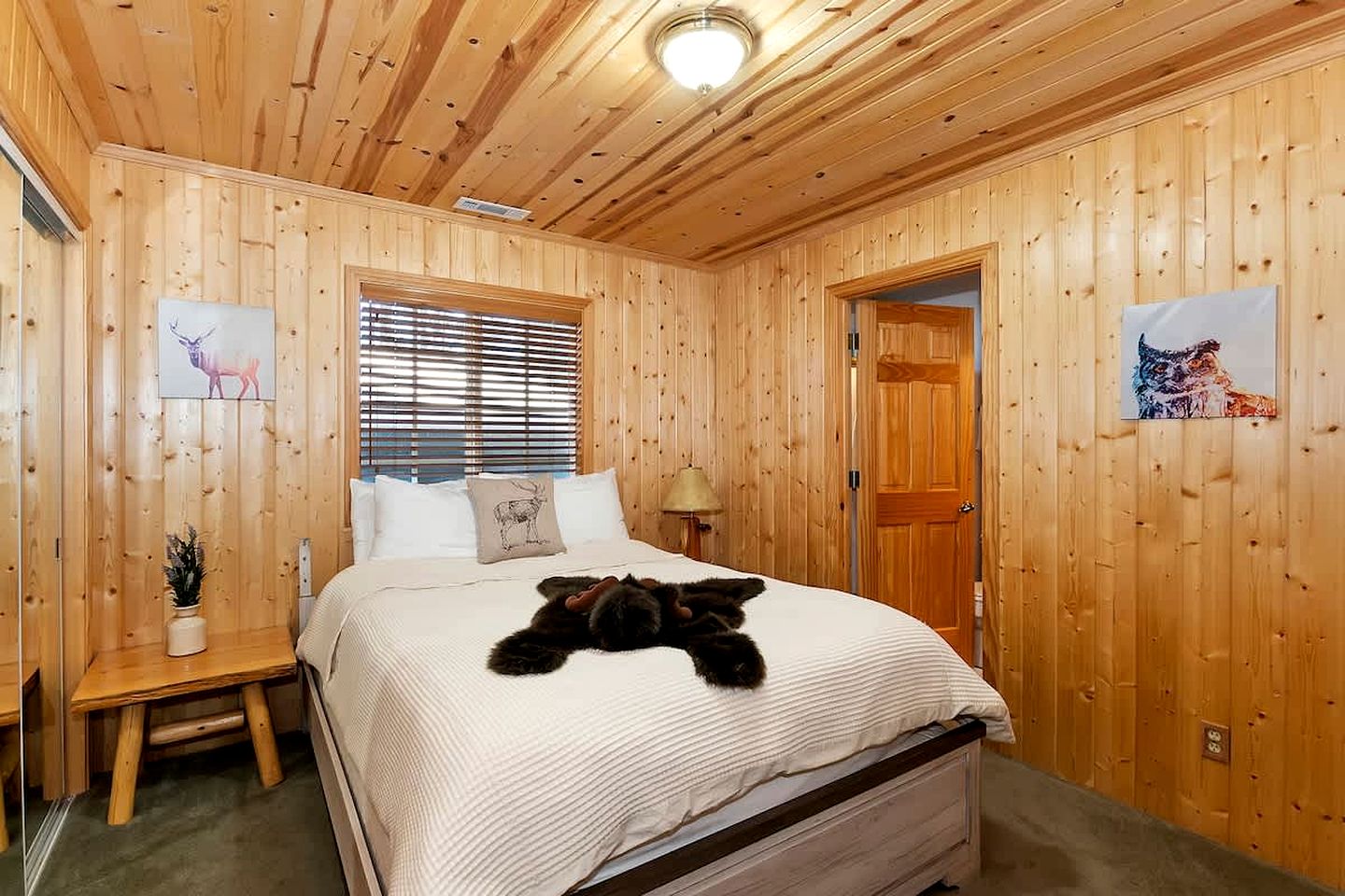 Rustic Cabin with Fireplace, Barbecue and Private Deck in Big Bear Lake, California