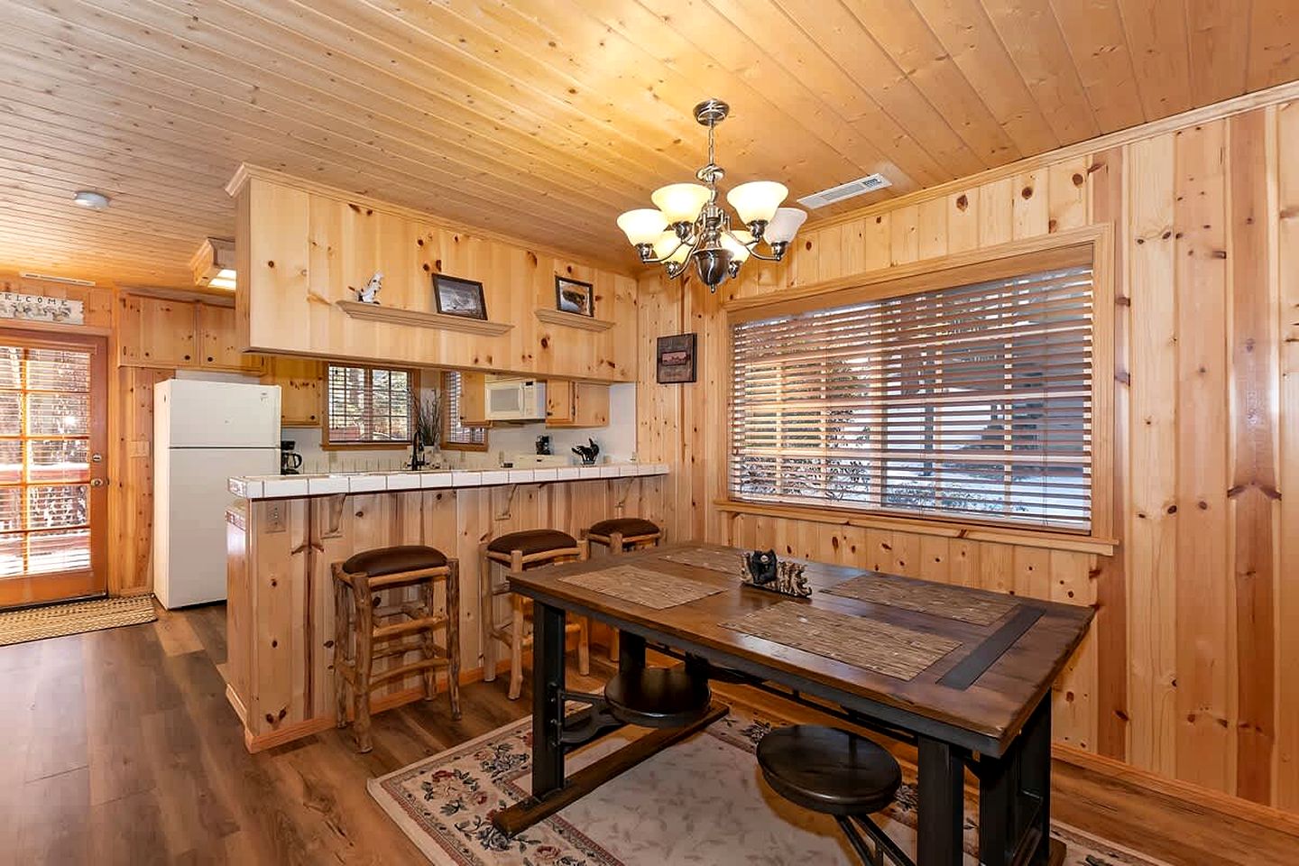 Rustic Cabin with Fireplace, Barbecue and Private Deck in Big Bear Lake, California