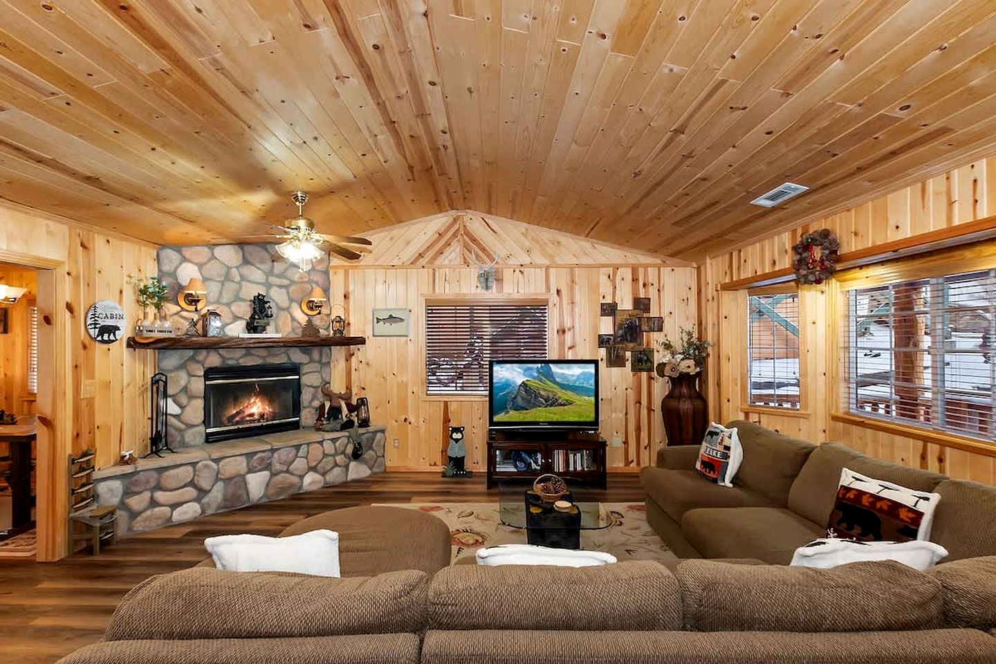 Rustic Cabin with Fireplace, Barbecue and Private Deck in Big Bear Lake, California