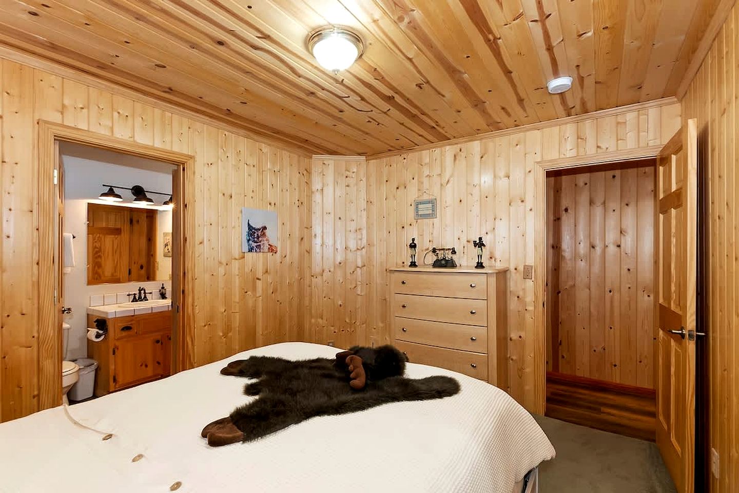 Rustic Cabin with Fireplace, Barbecue and Private Deck in Big Bear Lake, California