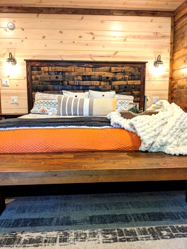 Rustic Cabin with Hot Tub and Game Room on the Edge of Ouachita National Forest