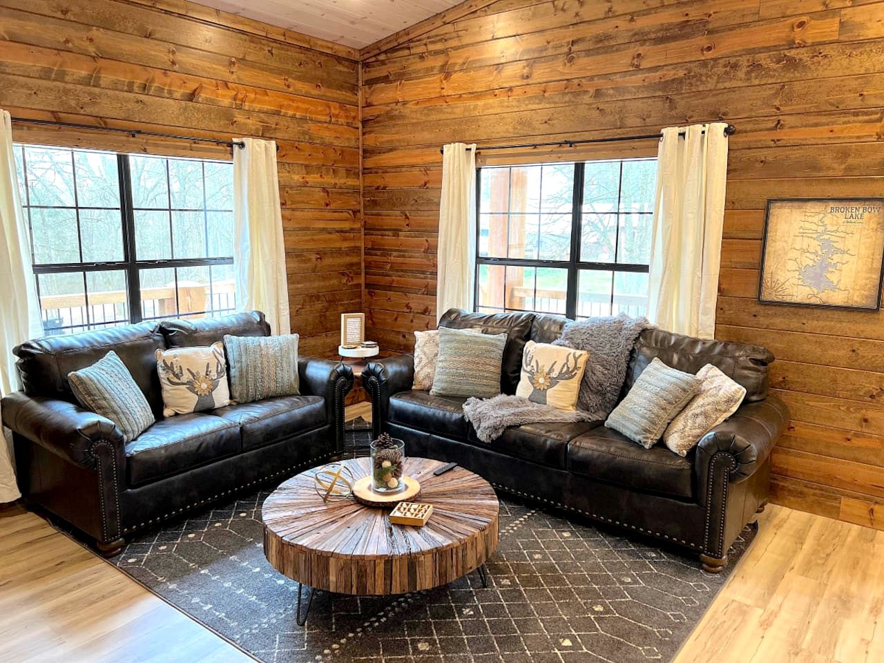 Rustic Cabin with Hot Tub and Game Room on the Edge of Ouachita National Forest