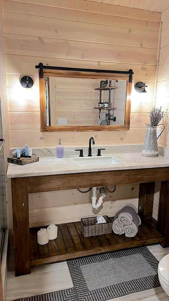 Rustic Cabin with Hot Tub and Game Room on the Edge of Ouachita National Forest