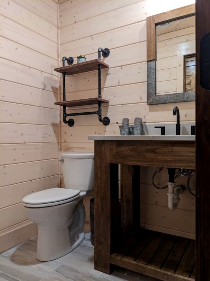 Rustic Cabin with Hot Tub and Game Room on the Edge of Ouachita National Forest