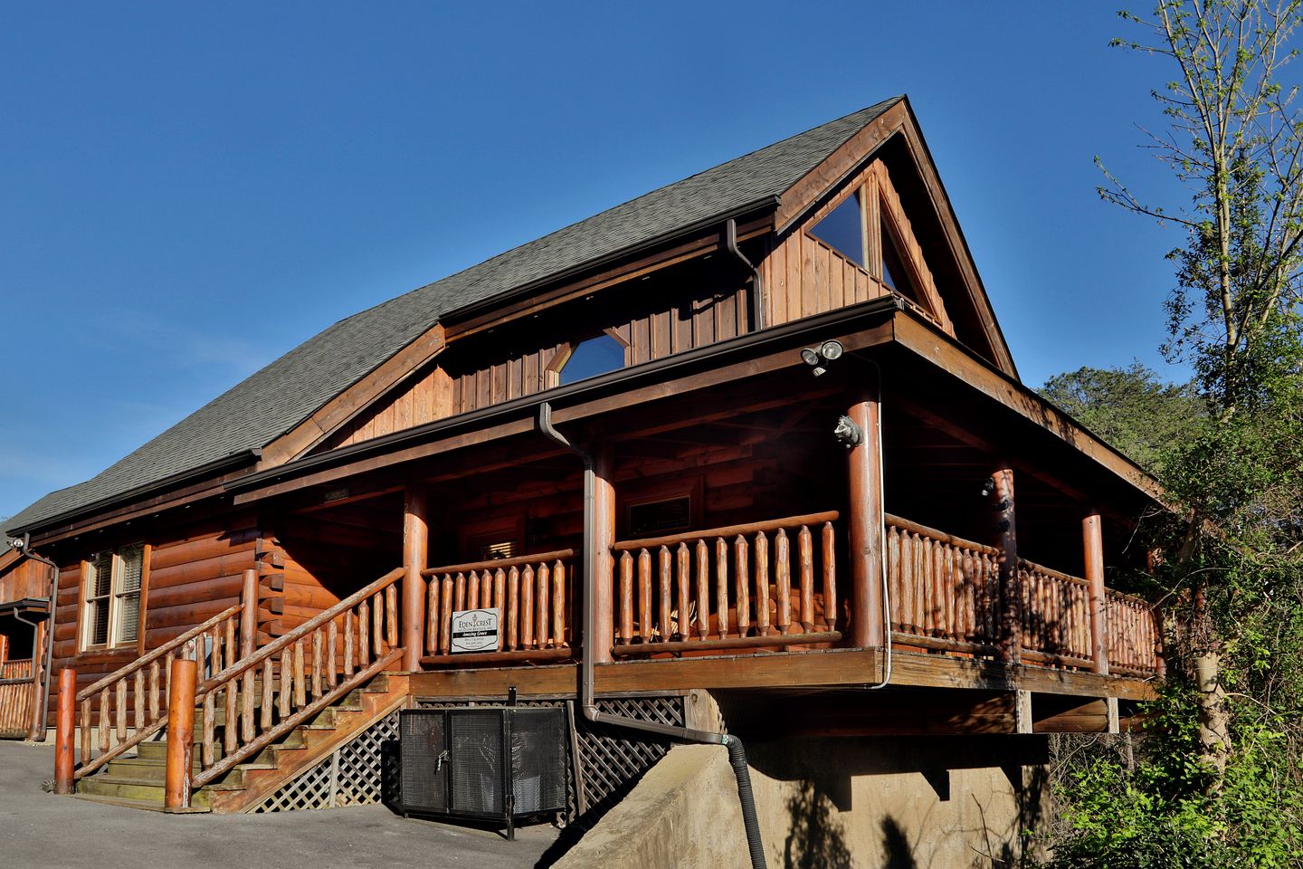 Wooden Pet-Friendly Cabin with Hot-Tub, Game Room and Pool in Sevierville, Tennessee