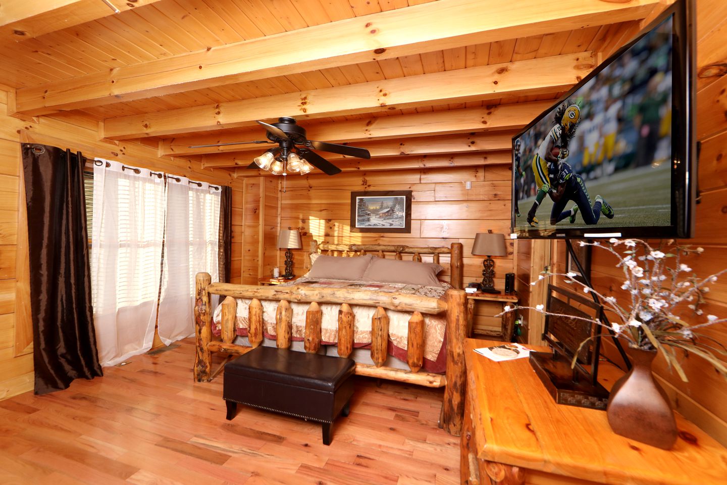 Wooden Pet-Friendly Cabin with Hot-Tub, Game Room and Pool in Sevierville, Tennessee
