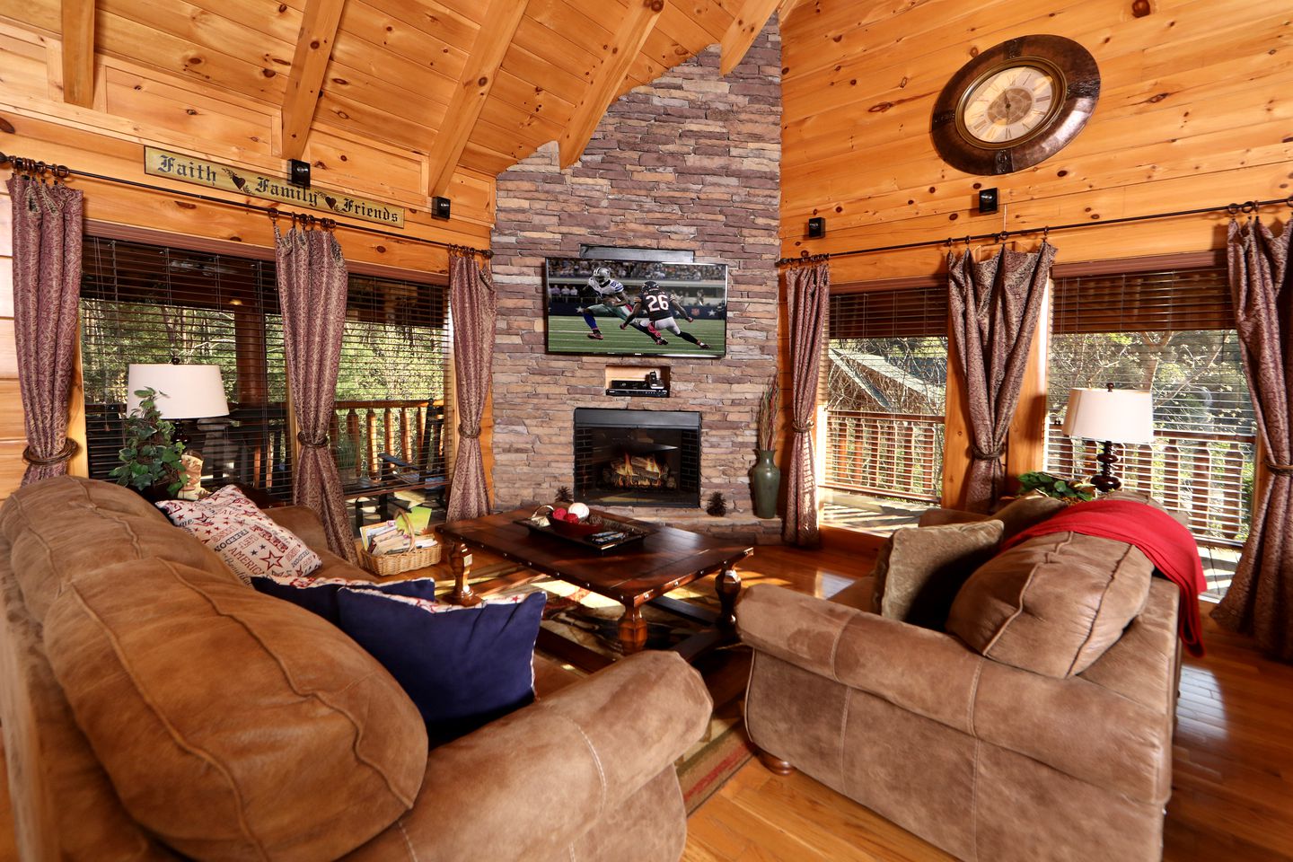 Wooden Pet-Friendly Cabin with Hot-Tub, Game Room and Pool in Sevierville, Tennessee