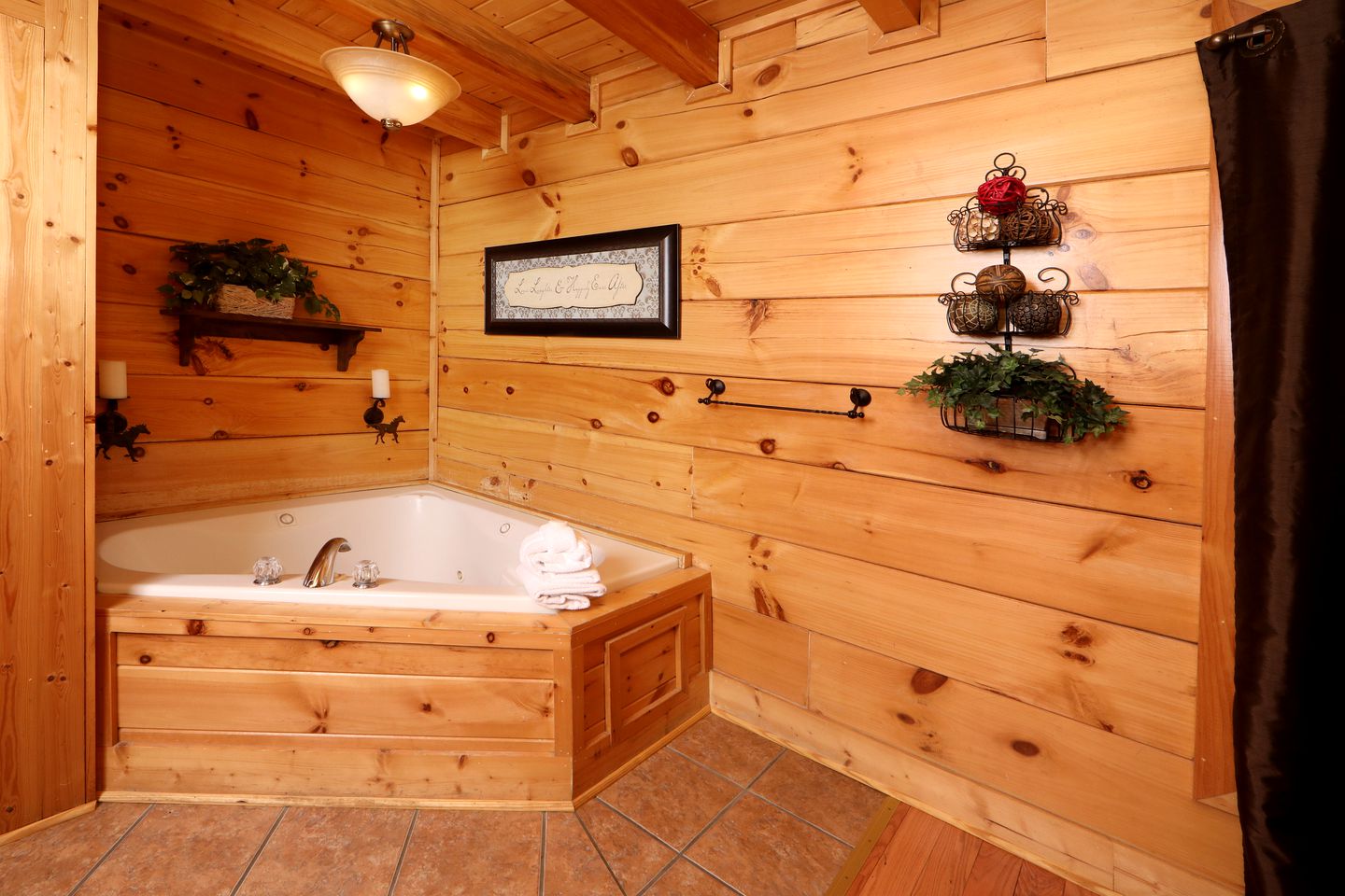 Wooden Pet-Friendly Cabin with Hot-Tub, Game Room and Pool in Sevierville, Tennessee