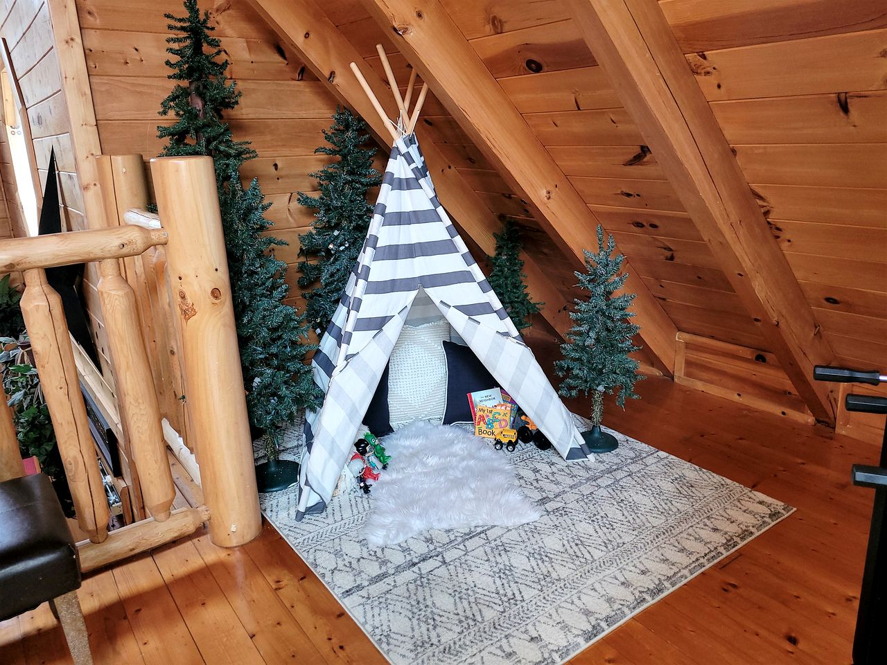 Wooden Pet-Friendly Cabin with Hot-Tub, Game Room and Pool in Sevierville, Tennessee